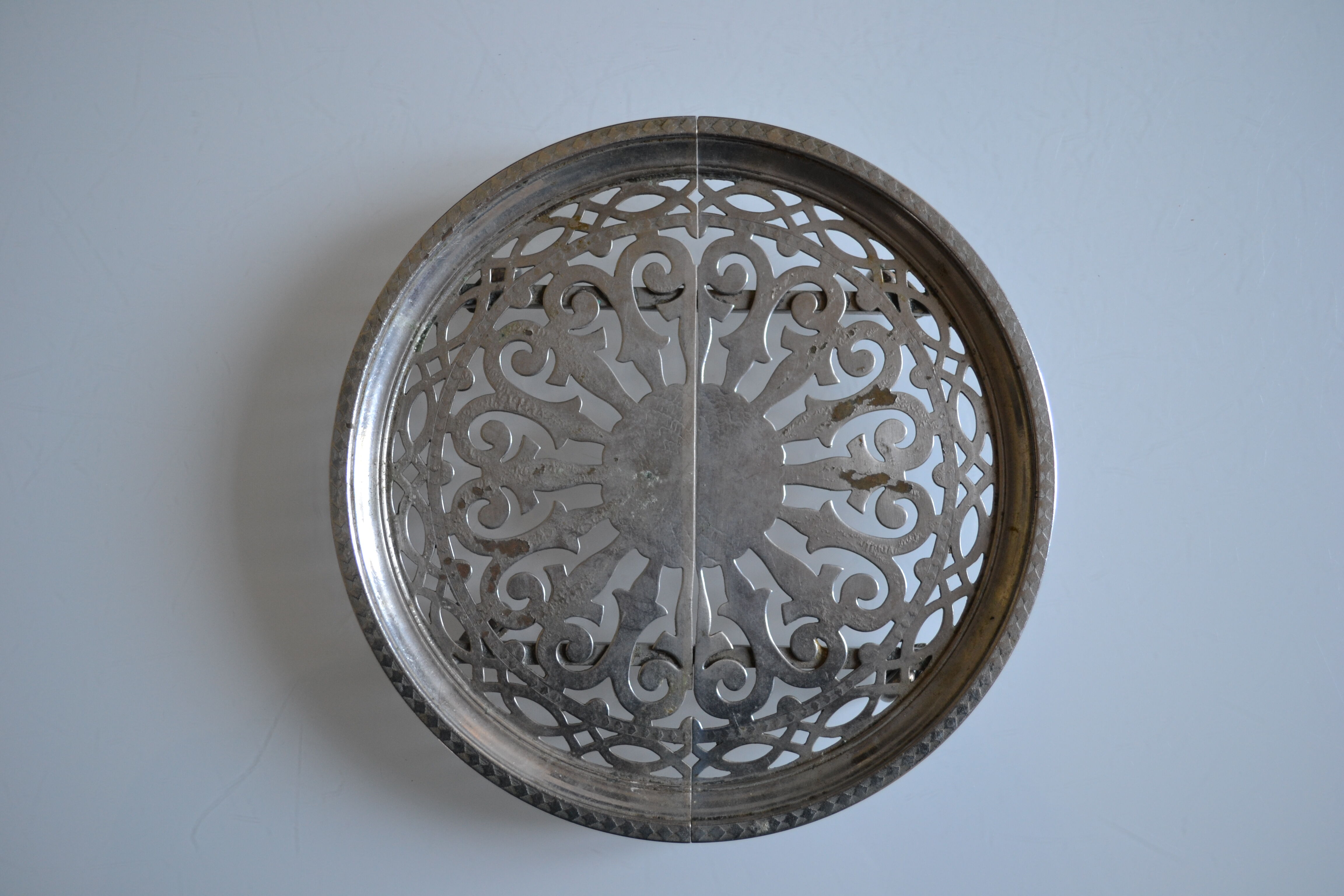 Adjustable vintage rest or trivia