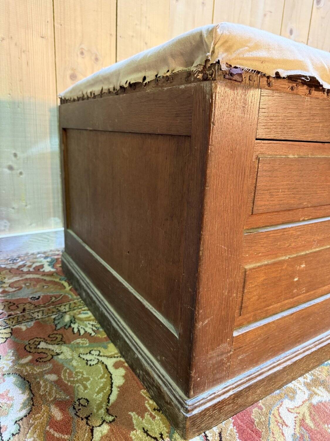 Oak shop bench in chest / trunk