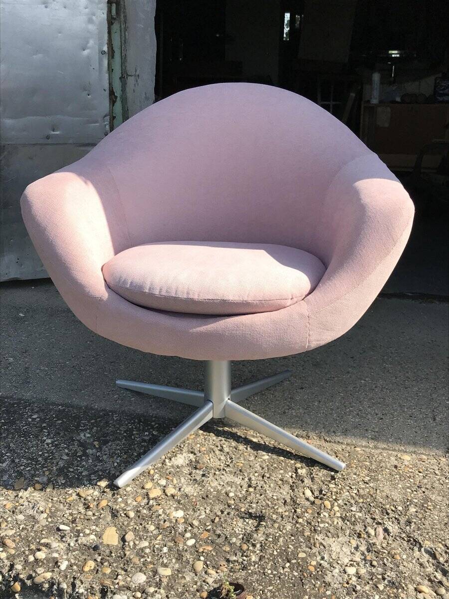 Mid-century swivel armchair in pink velvet with silver metal base, 1960s.