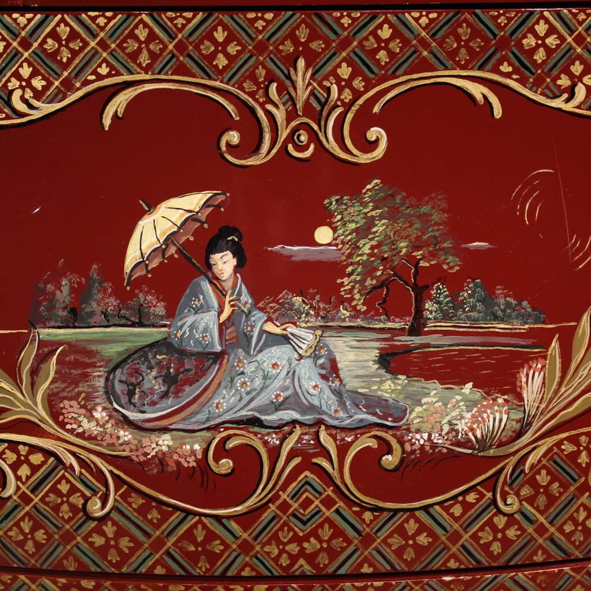 Commode chinoise laquée, peinte et dorée