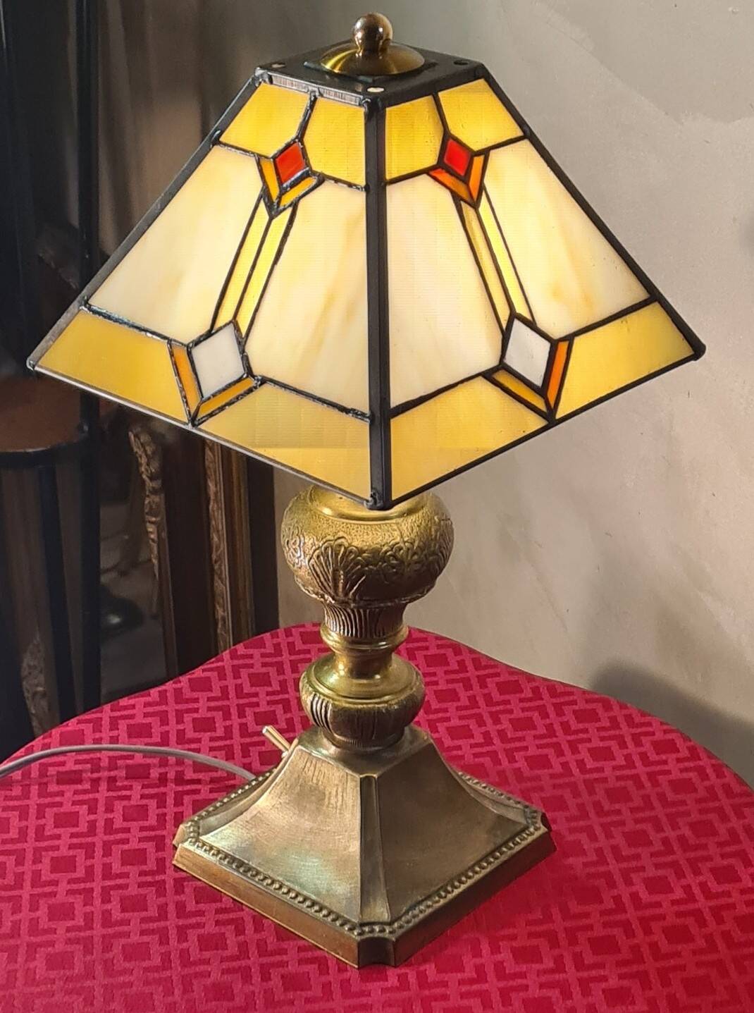 Art deco bronze and brass lamp h40x30 tiffany glass style lampshade