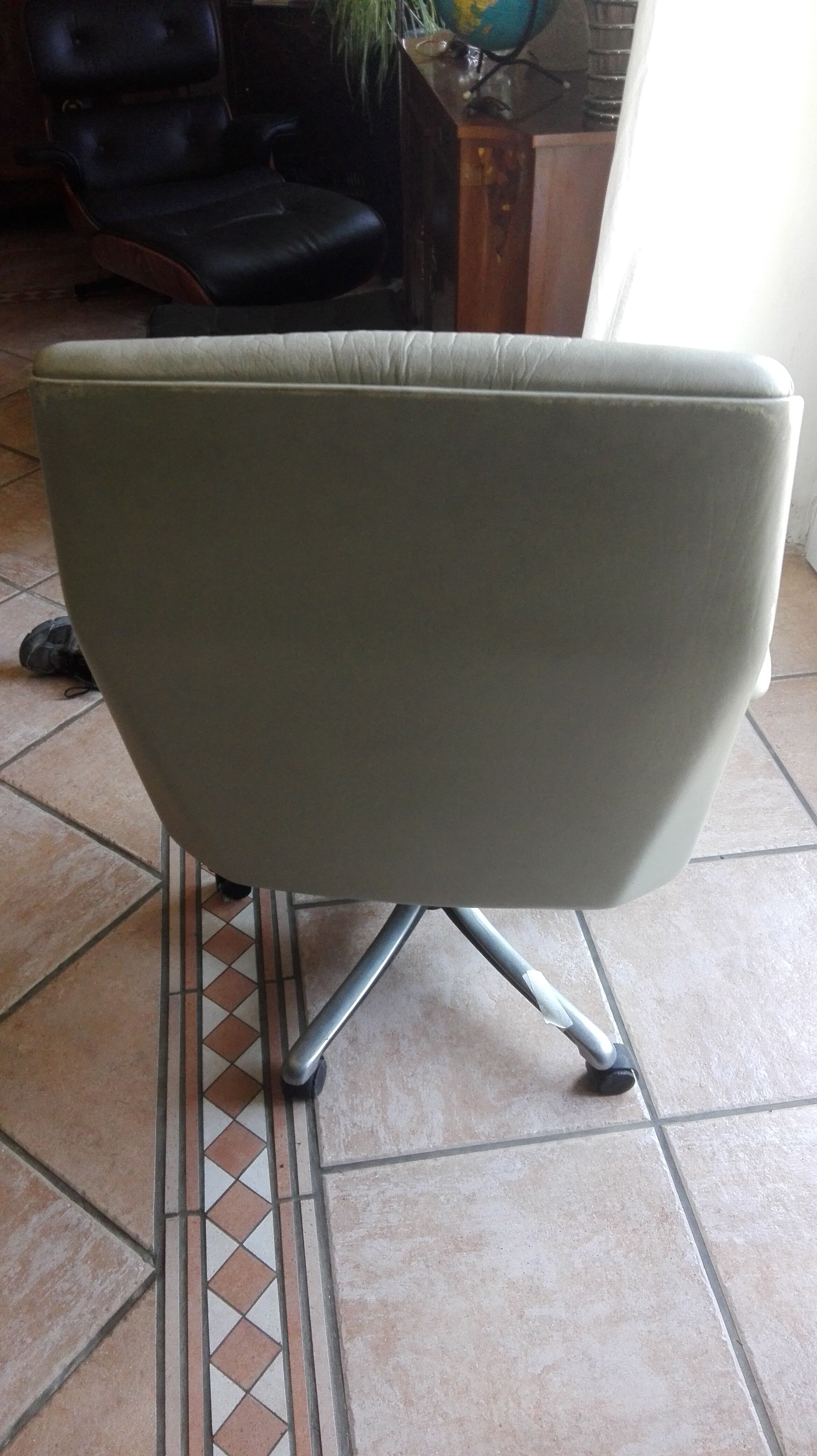 Borsani Osvaldo leather armchair, 1911/1985 Italy