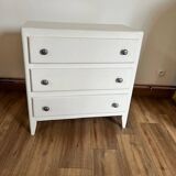 White chest of drawers