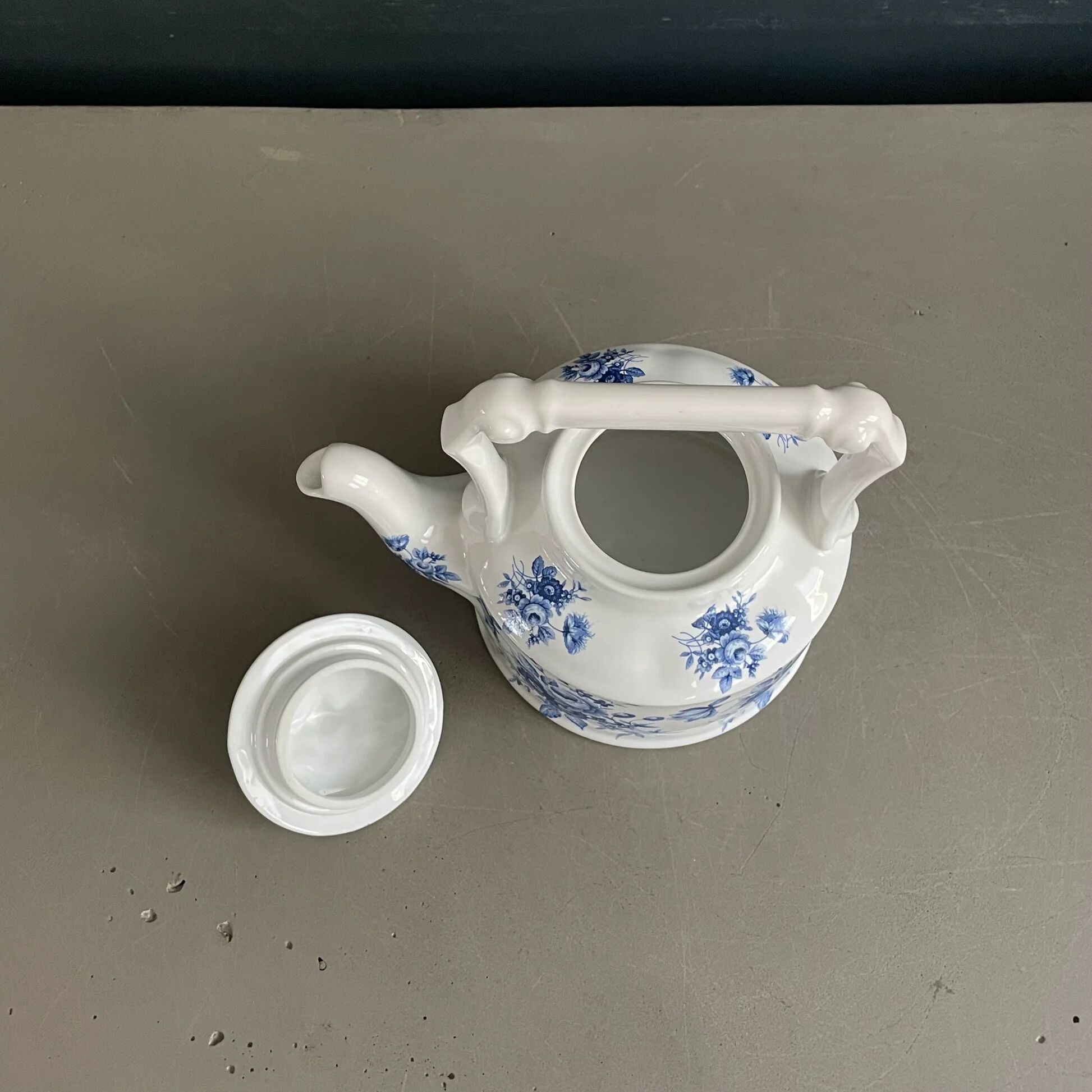 English teapot Arthur Wood in porcelain
