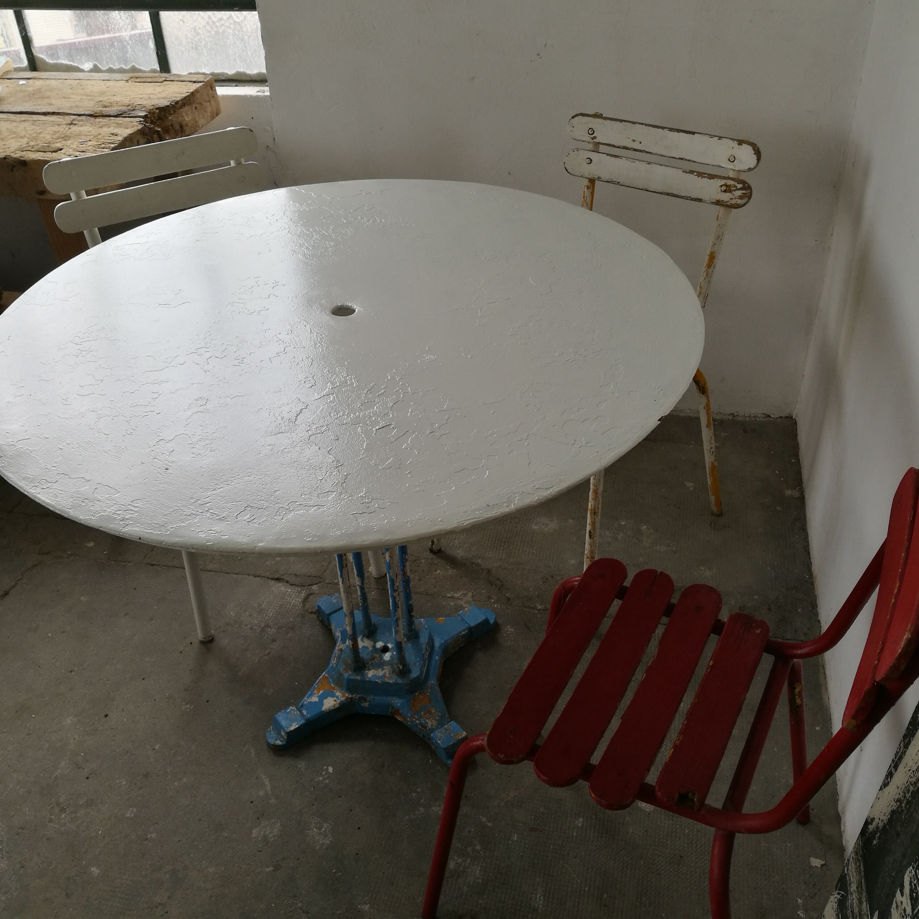 Guerin metal garden table, bistro table, cast foot