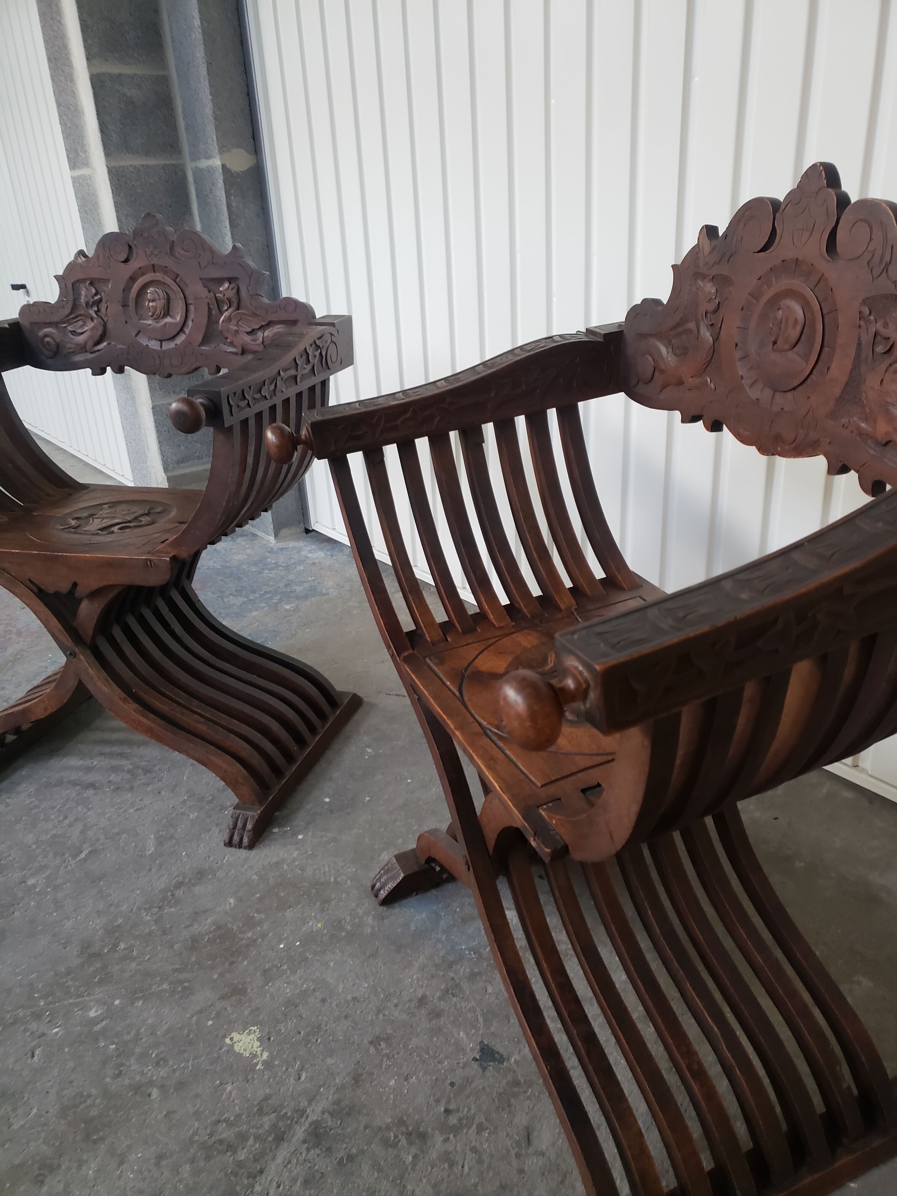 Paire de fauteuils curule ou dagobert