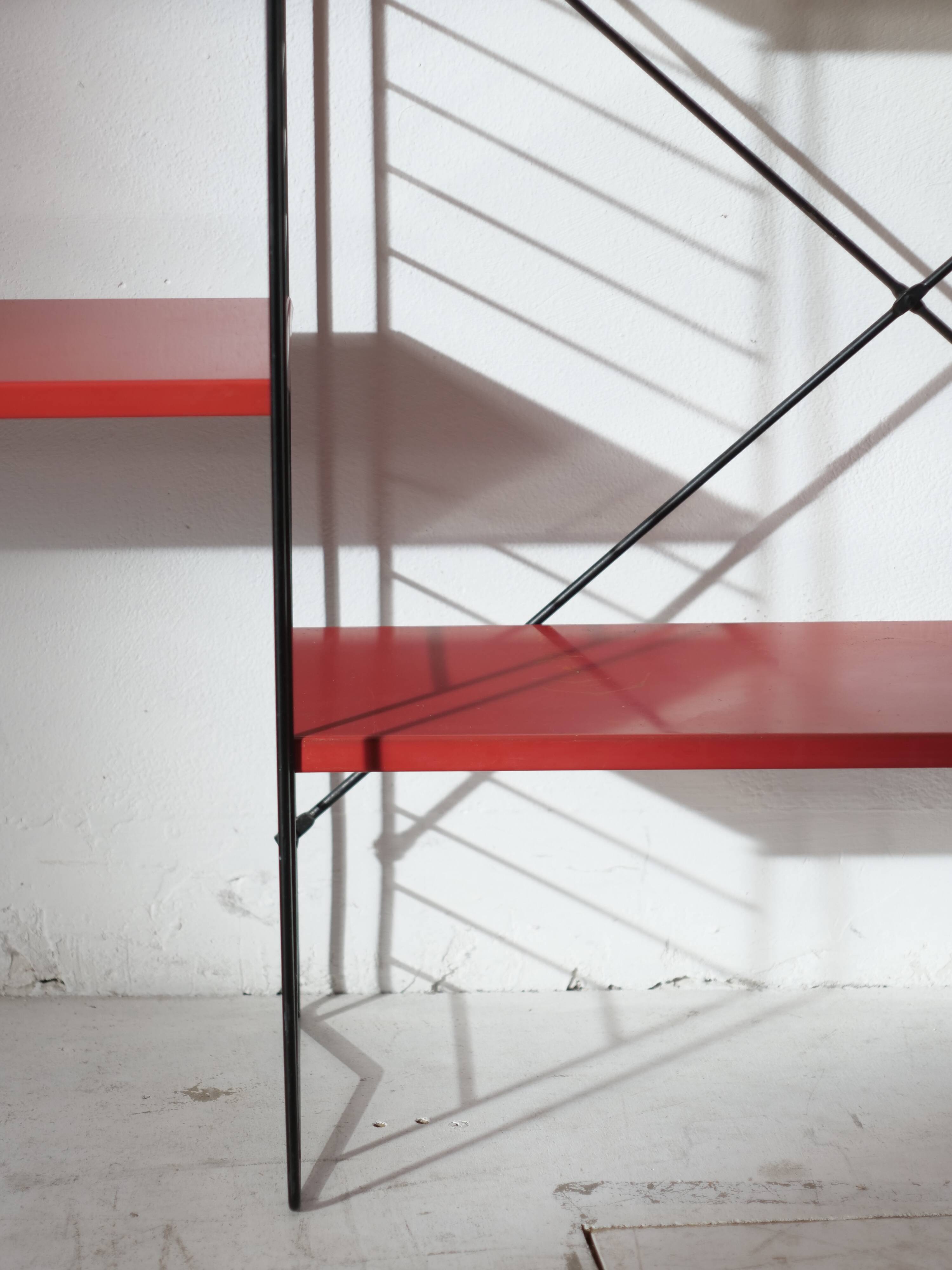 Tomado shelf in coloured metal floor shelves from 1958.