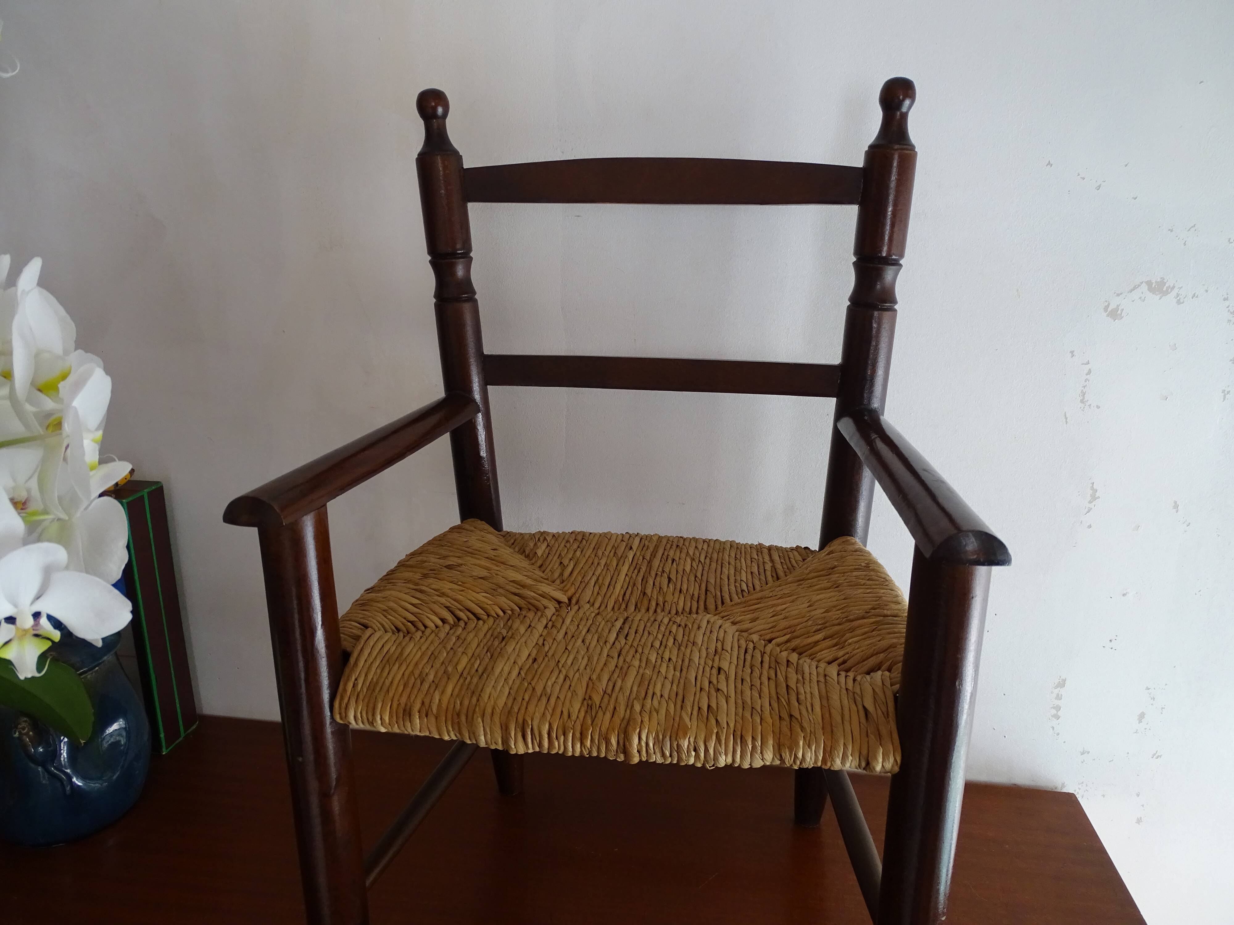 Chaise paillée enfant en bois vintage