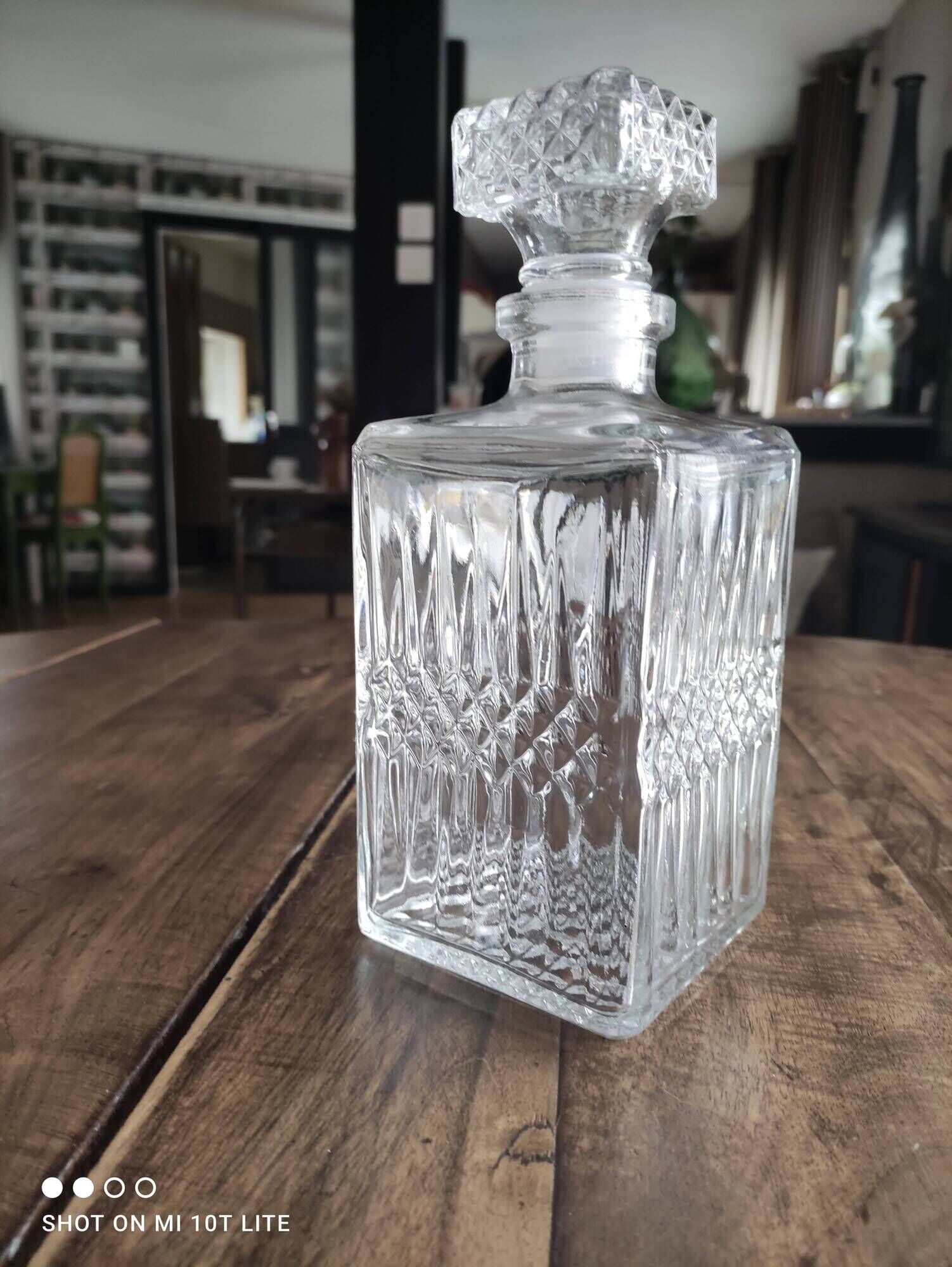 Vintage glass faceted glass whisky decanter diamond airtight cap