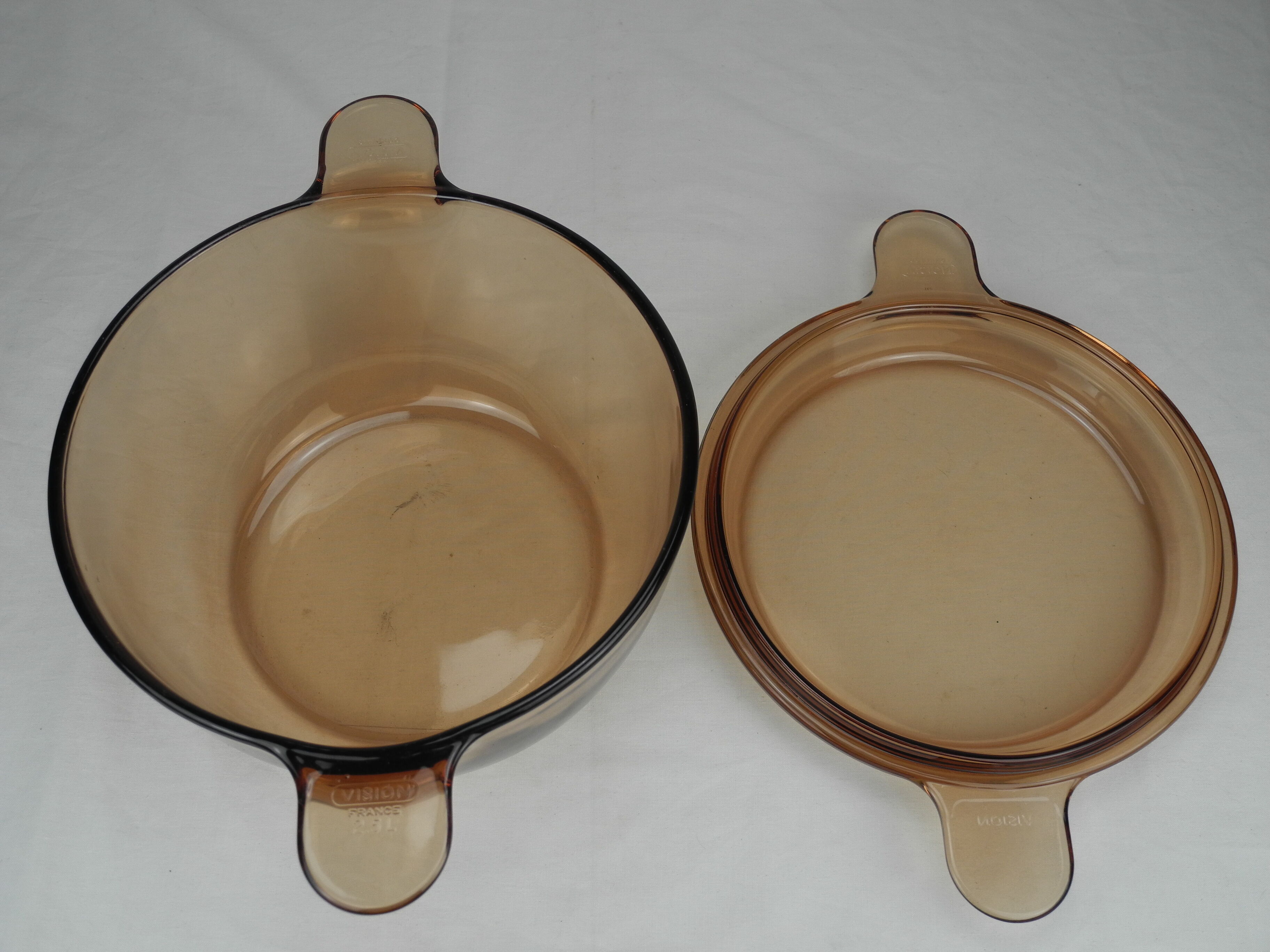 Old amber vision flat casserole dish 2.5l