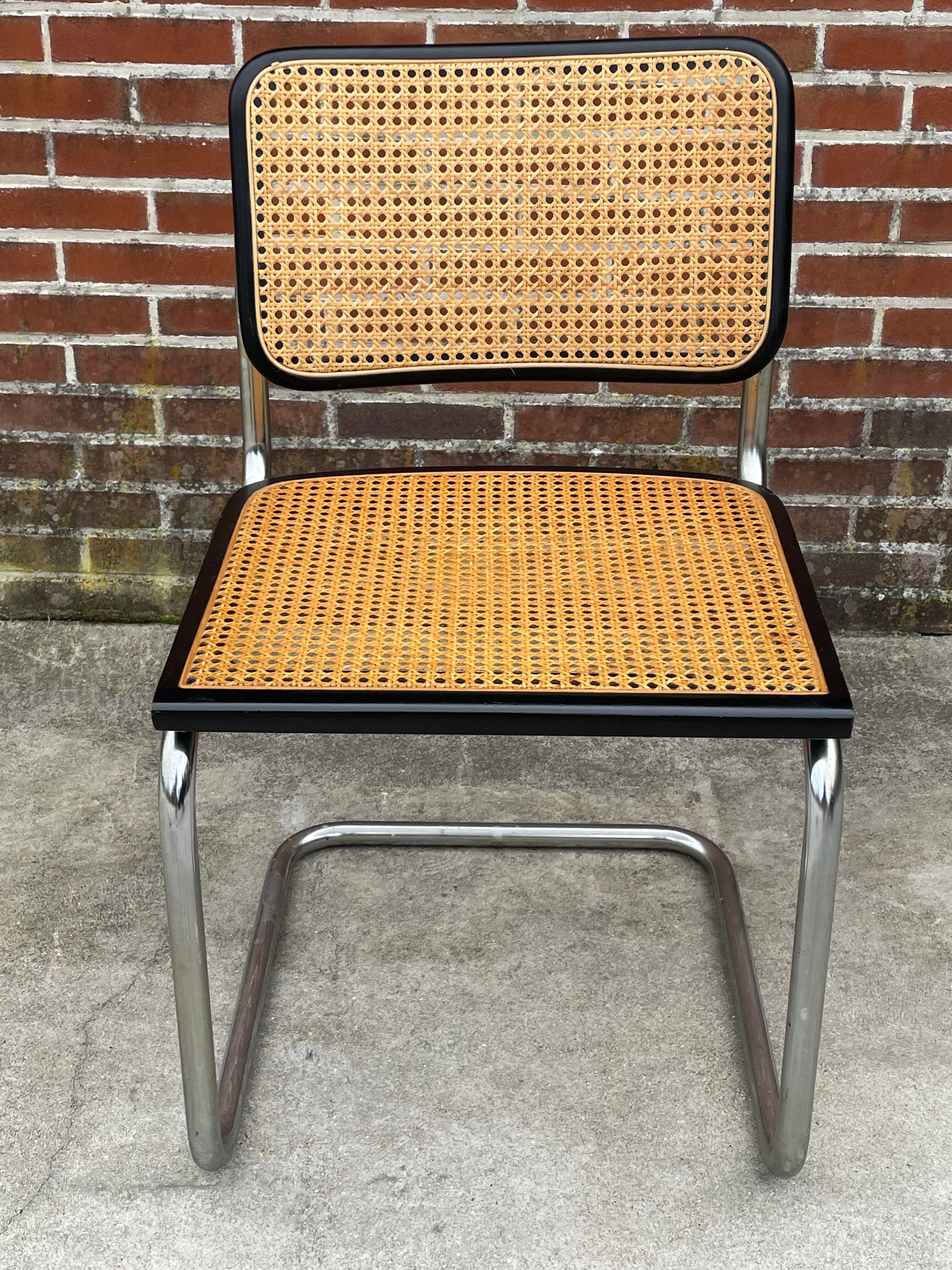 Suite de 4 chaises vintage modèle Cesca B32 en noir et chrome
