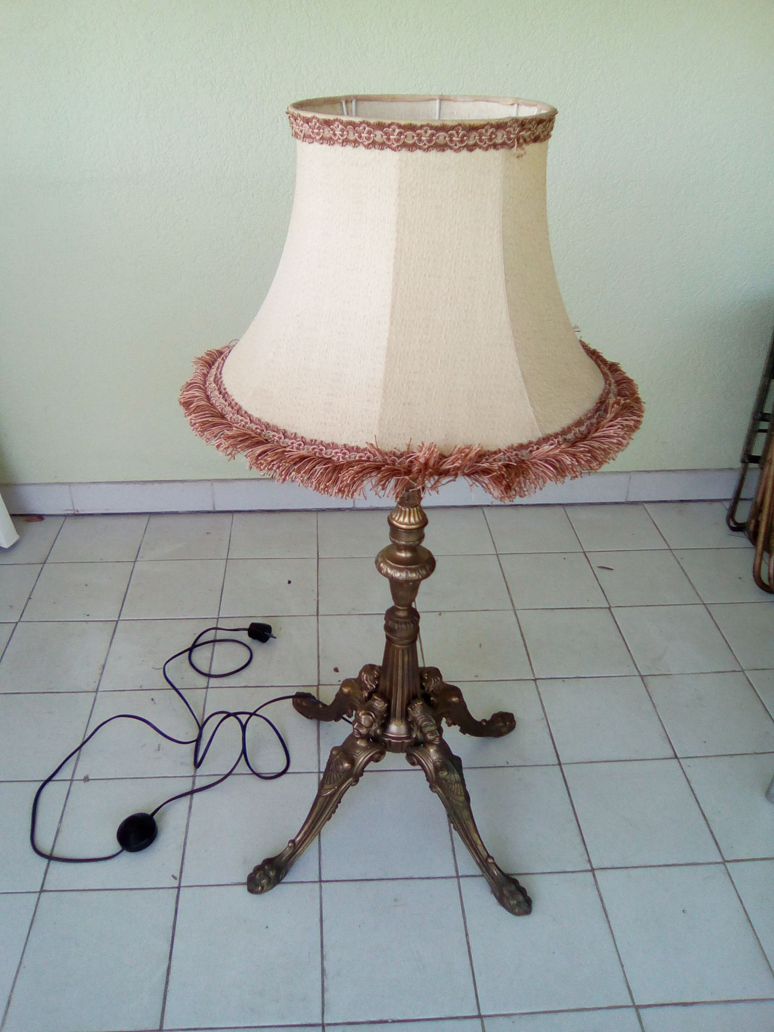 Pied de lampe avec abat-jour pagode