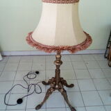 Lamp foot with pagoda lampshade