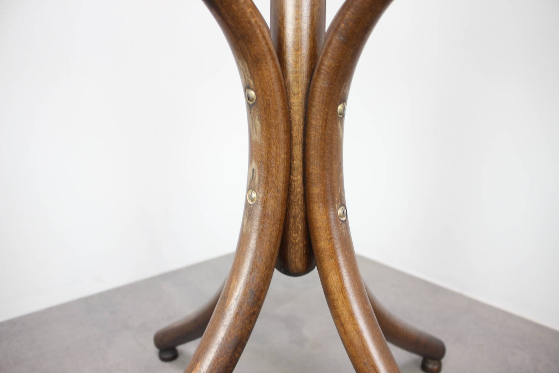 Vintage TON coat rack in curved wood, Czechoslovakia, circa 1970.
