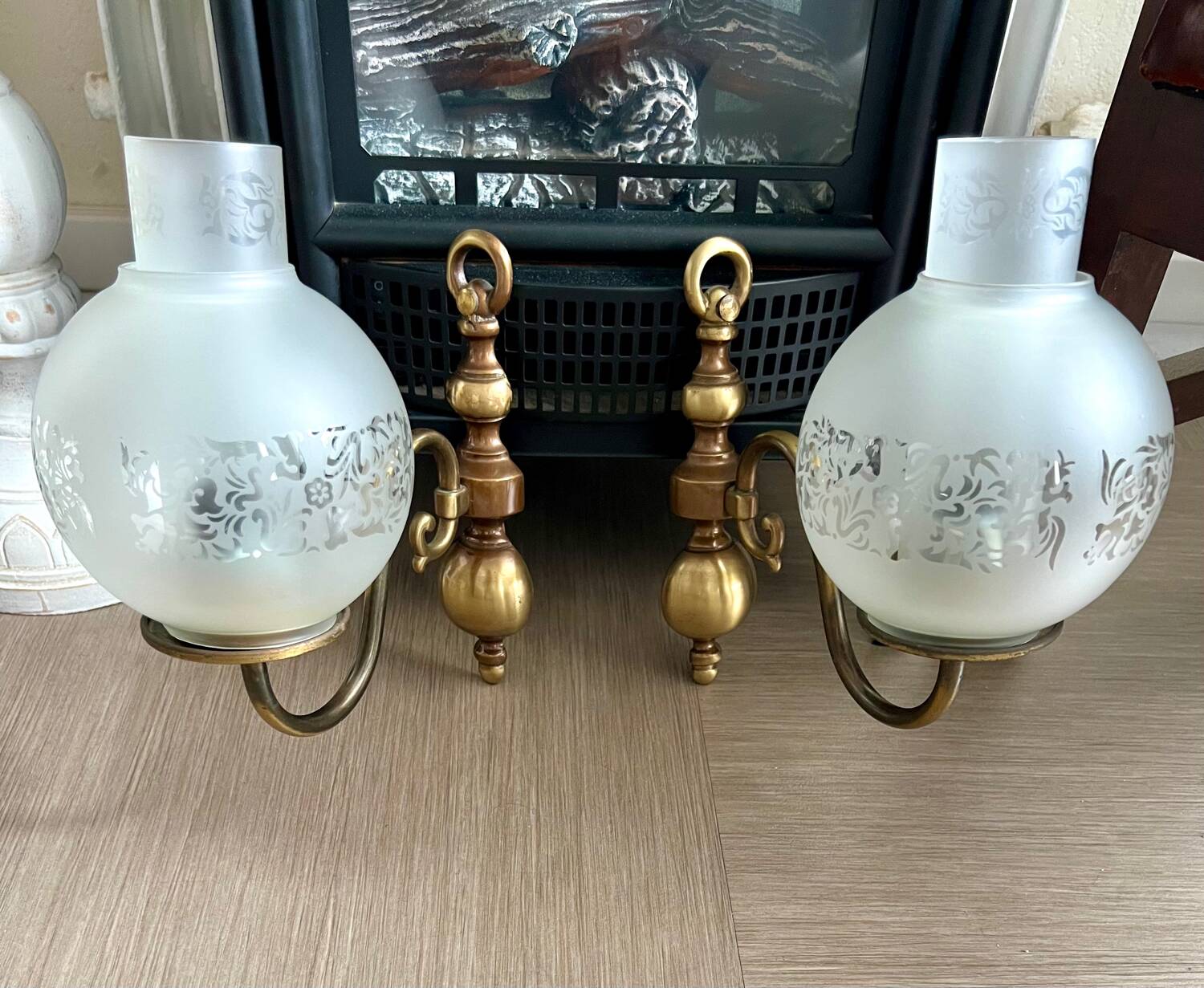 Paire d’appliques murales vintage en laiton et verre dépoli gravé