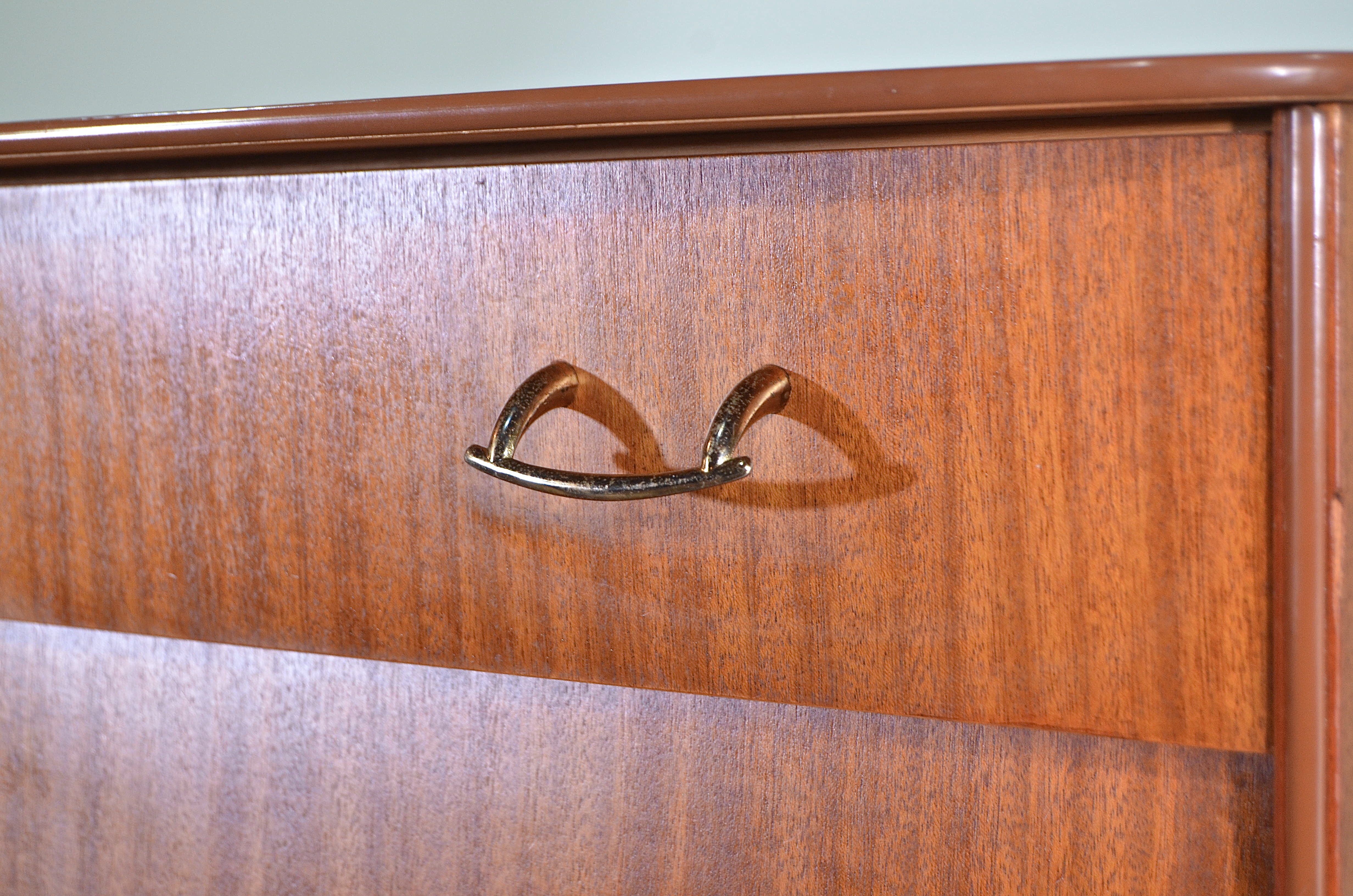 Commode en teck et laiton