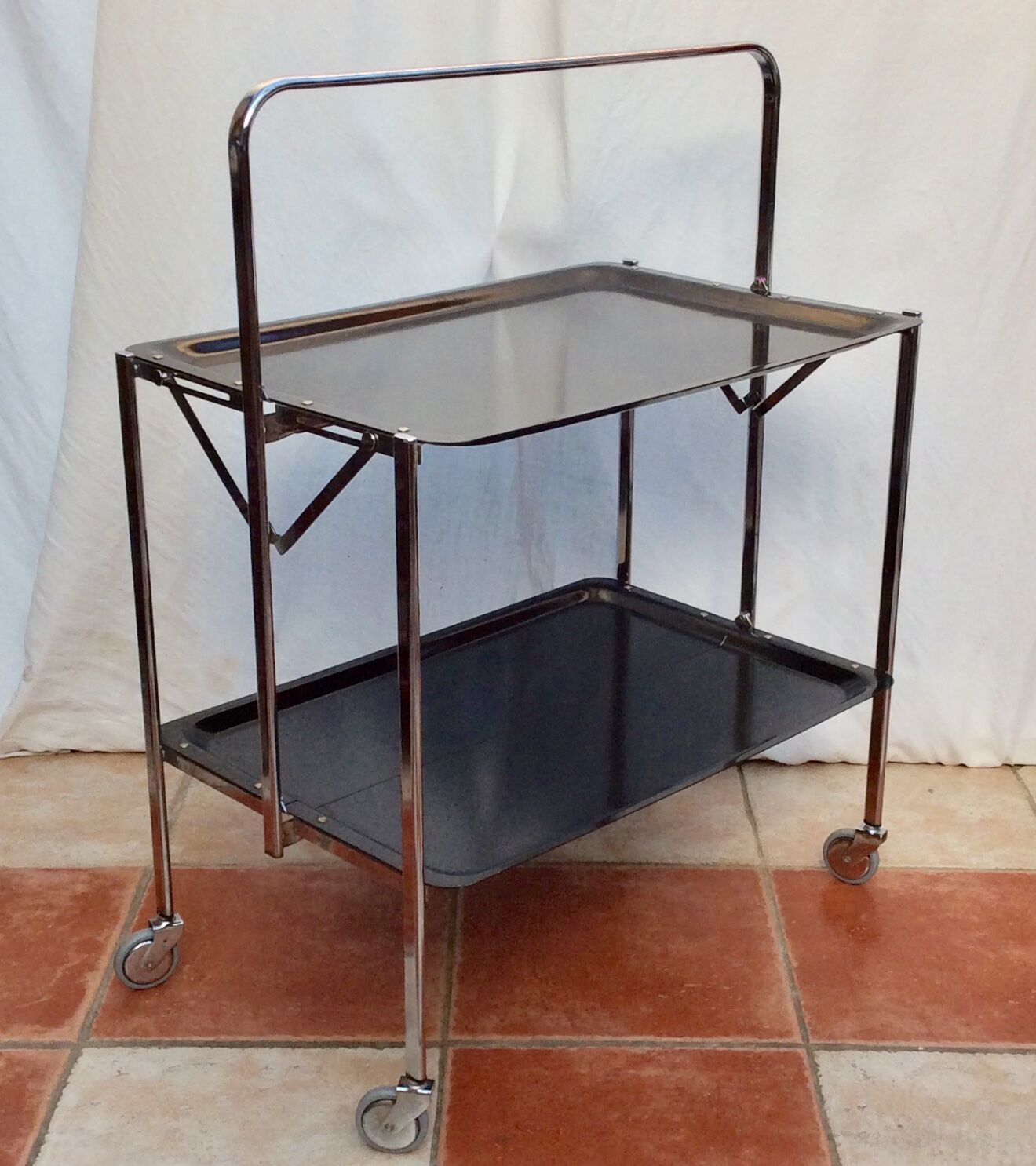 Folding dessert table rolling towards the 1970s numbered dimension: H -82cm- L-41cm- Pr-41cm-