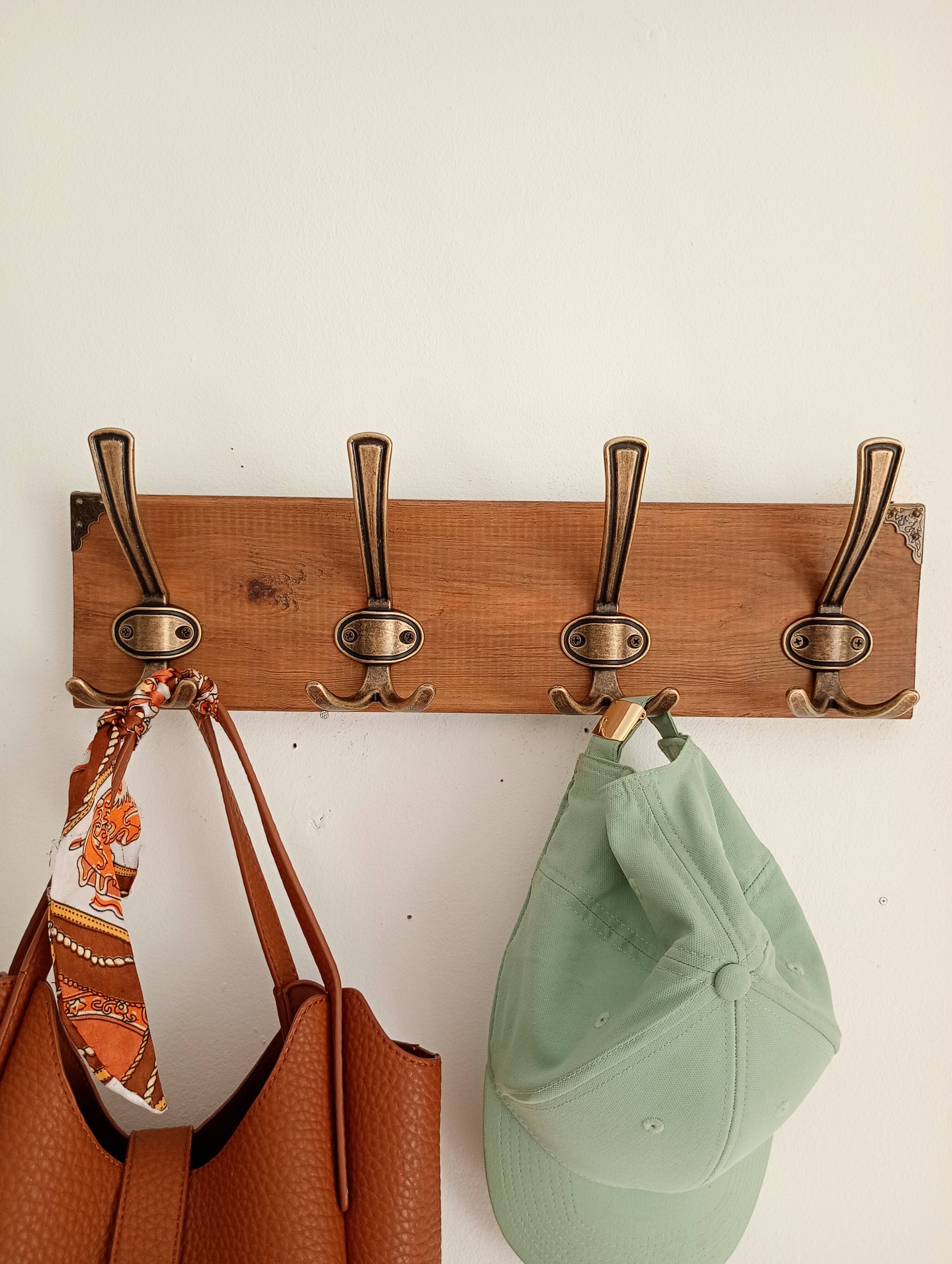 Wall-mounted coat rack in wood – 4 metal hooks – 45 cm