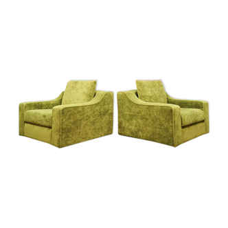 Paire de fauteuils en velours vert