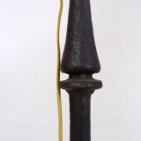 Lampadaire tripode en fer forgé brutaliste avec ampoule