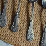 Un lot couverts métal fleuris cuillères à soupe + fourchette