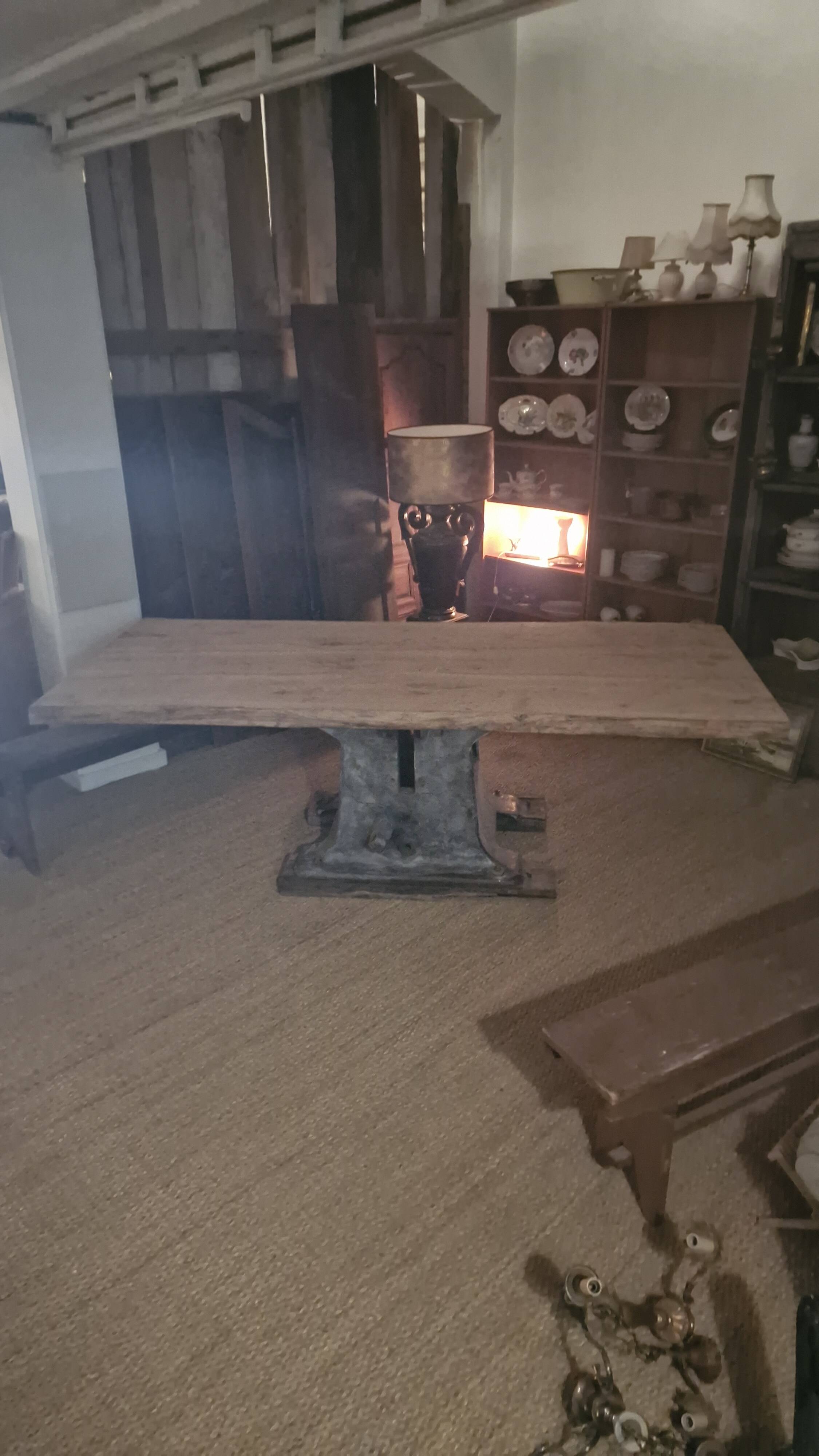 Table création en orme massif et machine industrielle