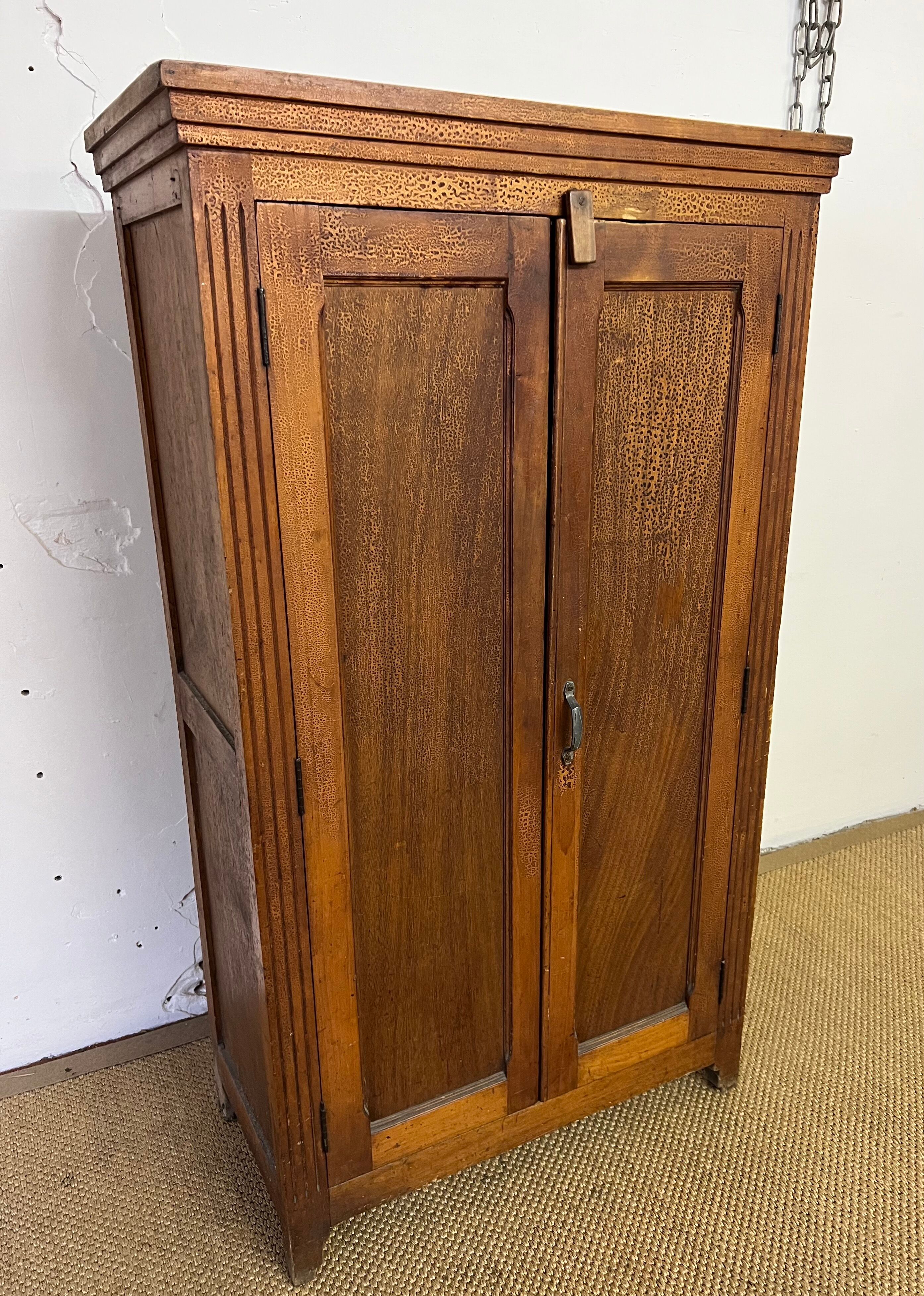 Armoire parisienne vintage