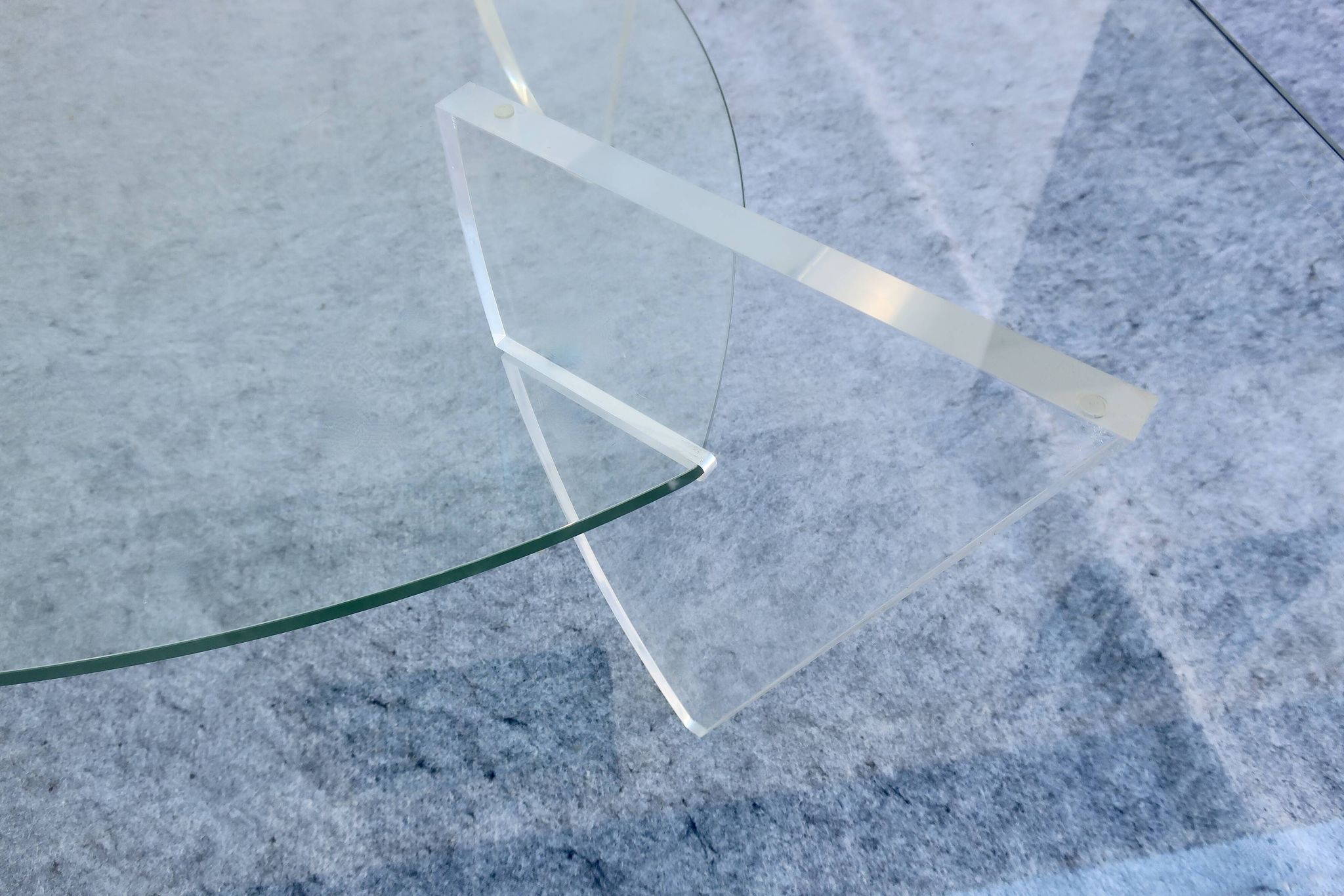 Table basse design années 1980 en verre et perspex (lucite)