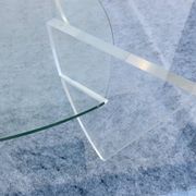 Table basse design années 1980 en verre et perspex (lucite)