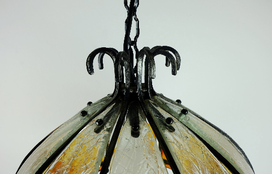 Lampe suspendue brutaliste des années 60-70 en fer forgé et en verre de Murano.