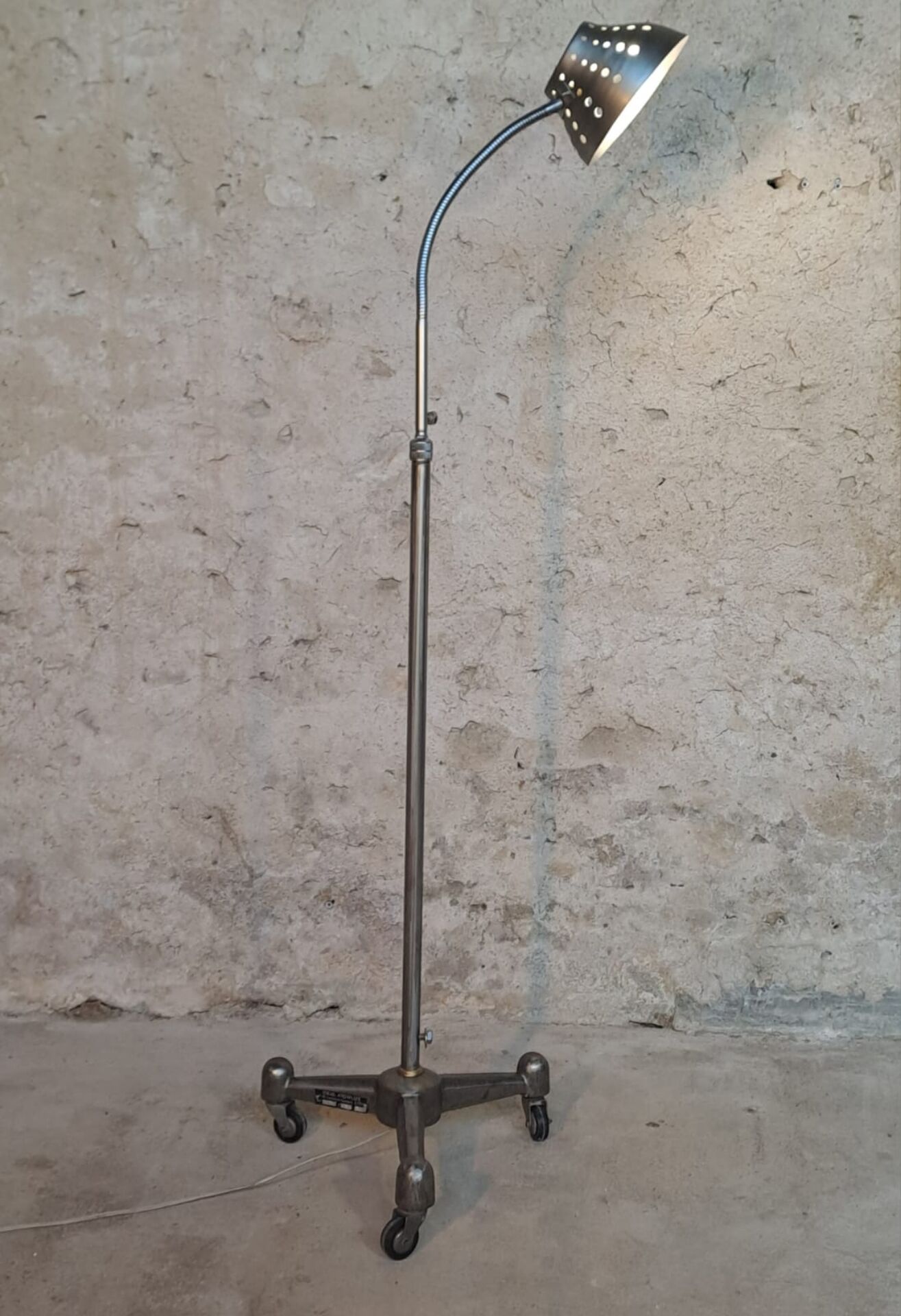 Lampadaire tripode industriel IDEAL Atomlux,  France 1950