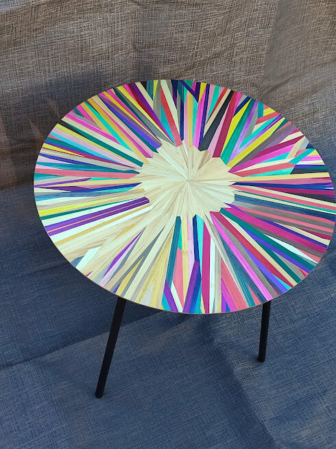 Round coffee table in straw marquetry