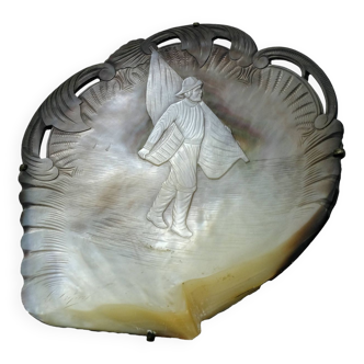 Pearl oyster shell
