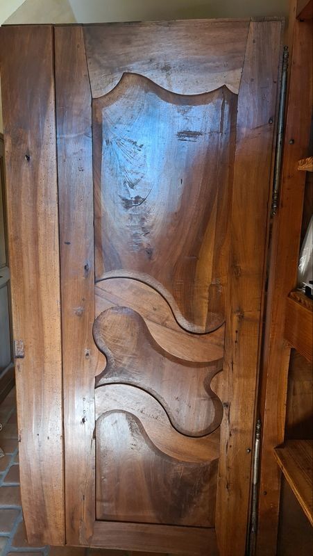 Armoire blessante ancienne restaurée