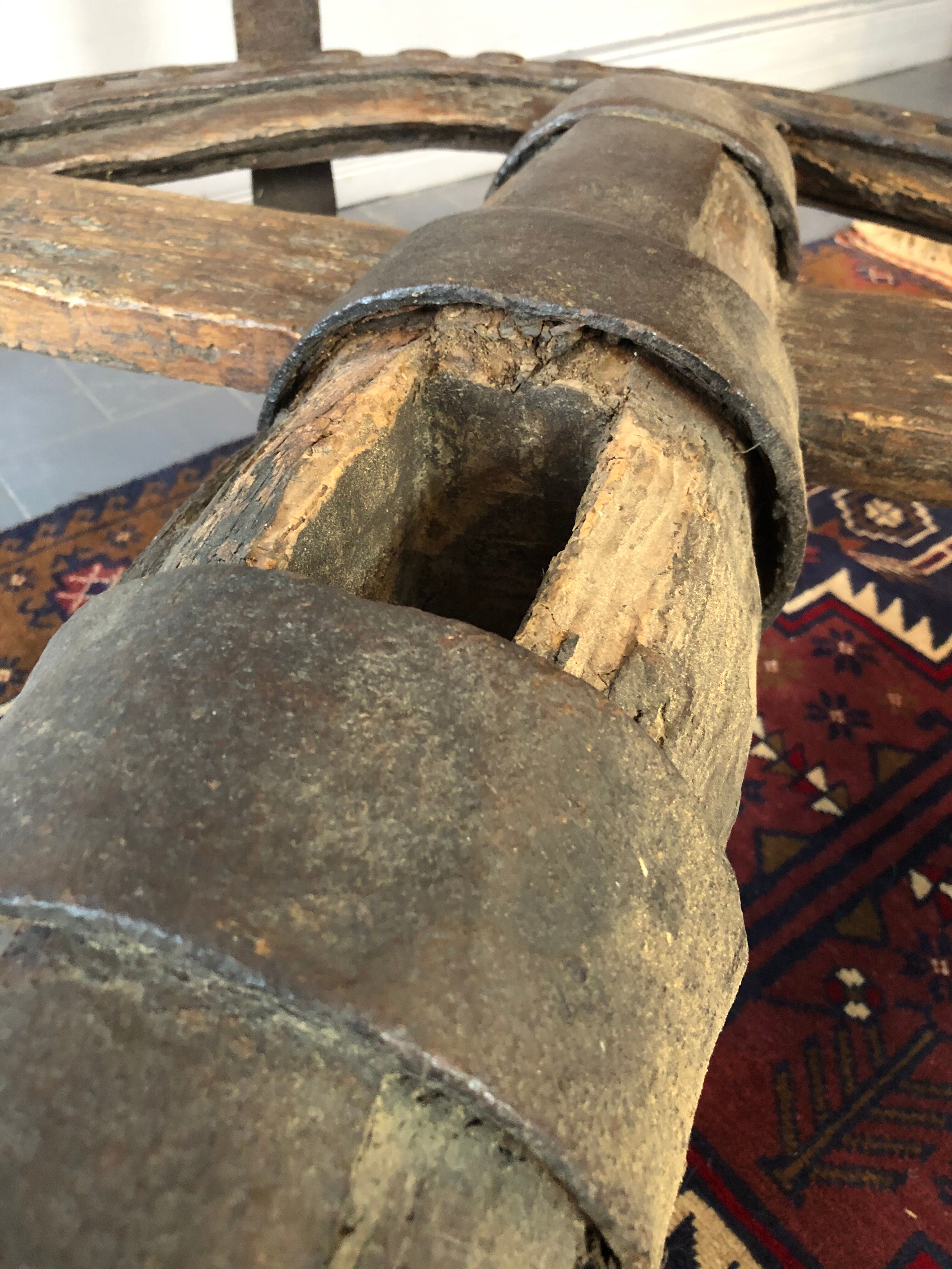 Table basse en bois et fonte rivetée