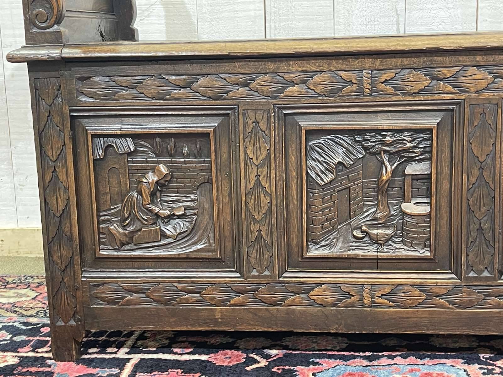 Breton bank chest from the early 20th century in oak and chestnut.