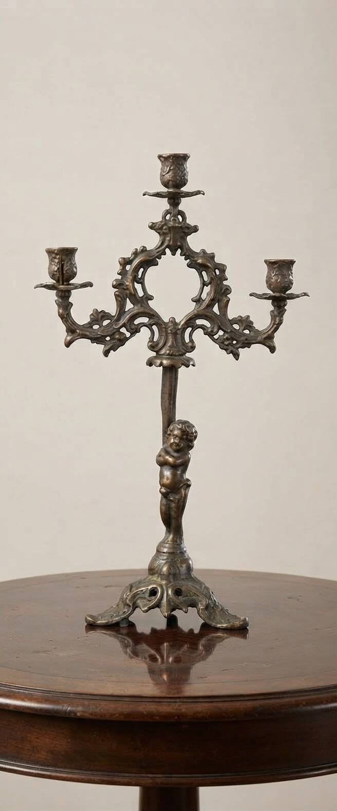 Ancien chandelier en bronze avec putto, XIXe s.