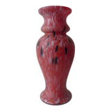 Ancien vase en pate de verre à fond rouge moucheté blanc, bleue et orange