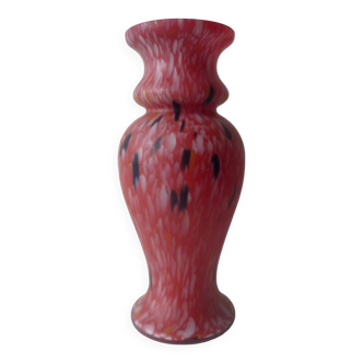 Ancien vase en pate de verre à fond rouge moucheté blanc, bleue et orange