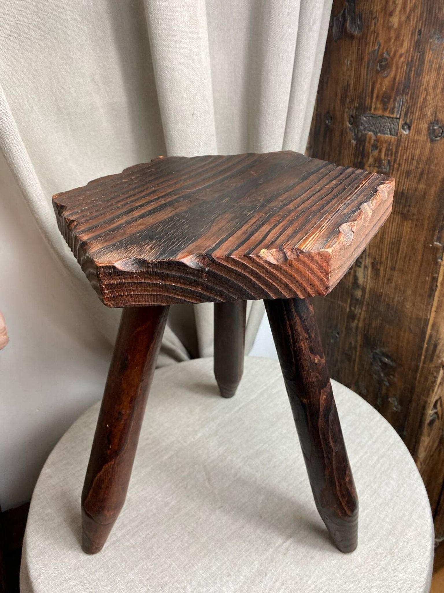Tabouret de ferme français  tripode en bois années 60