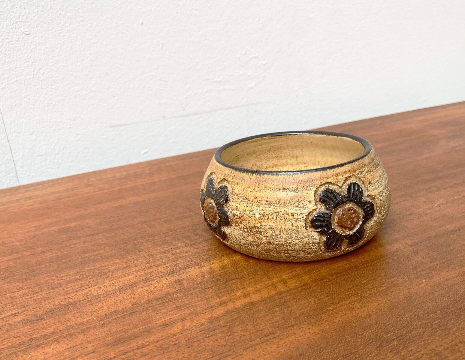 Vintage ceramic bowl by Jette Hellerøe.