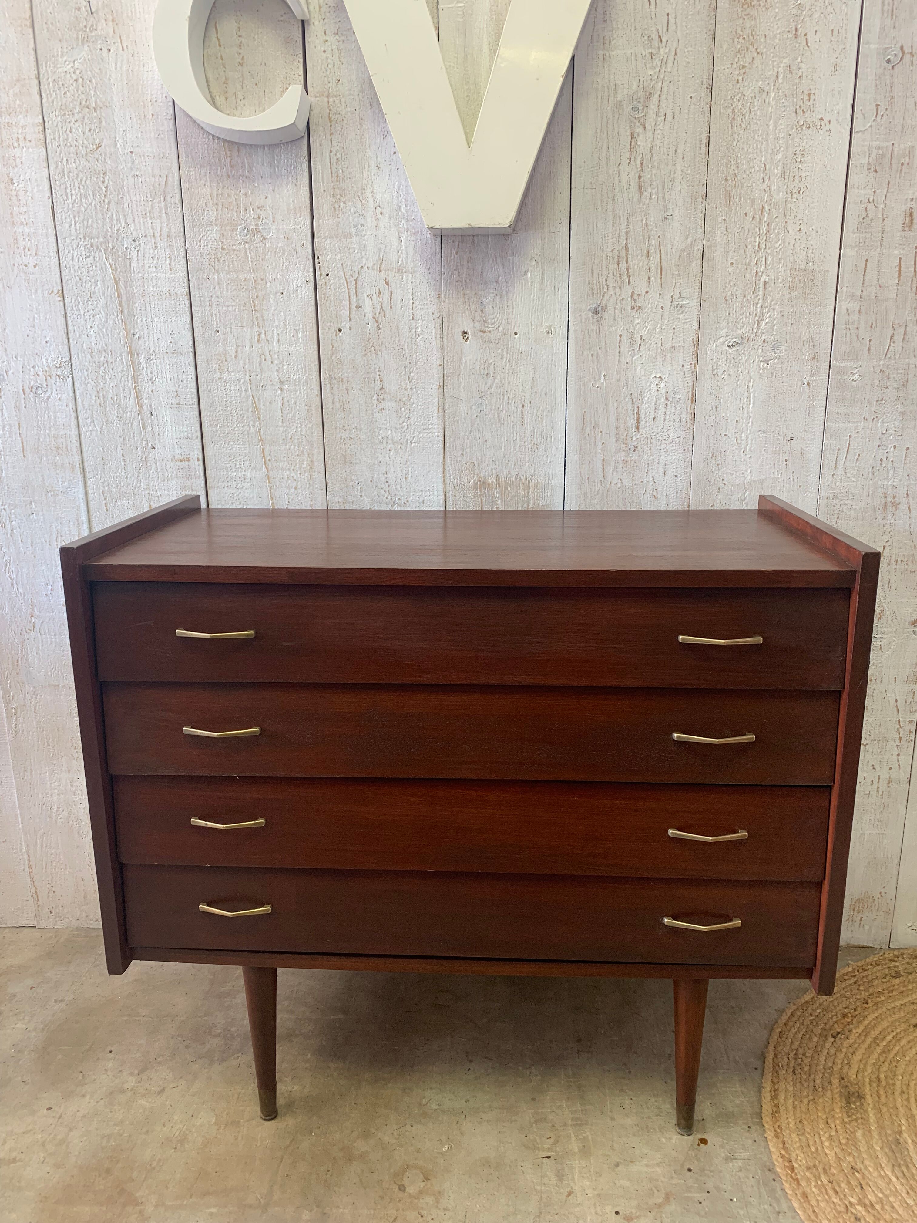 Chest of drawers with tapered feet