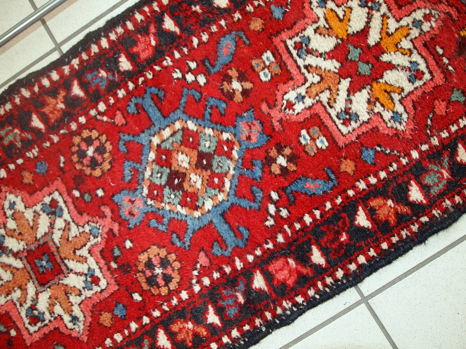 Tapis Couloir Vintage Karajeh du Moyen-Orient, Années 1960, Élégance et Aut
