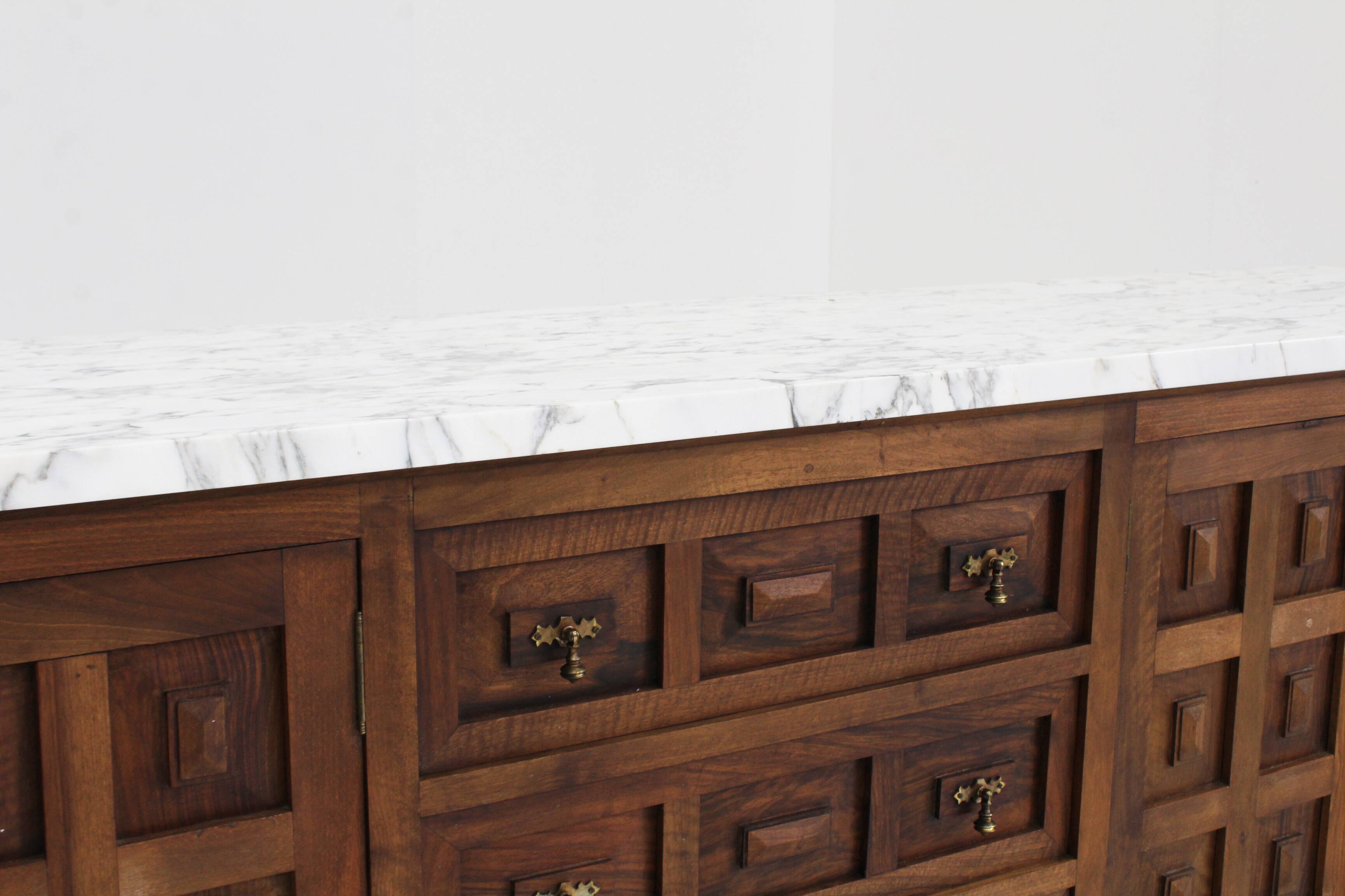 Buffet brutaliste espagnol en bois massif et marbre