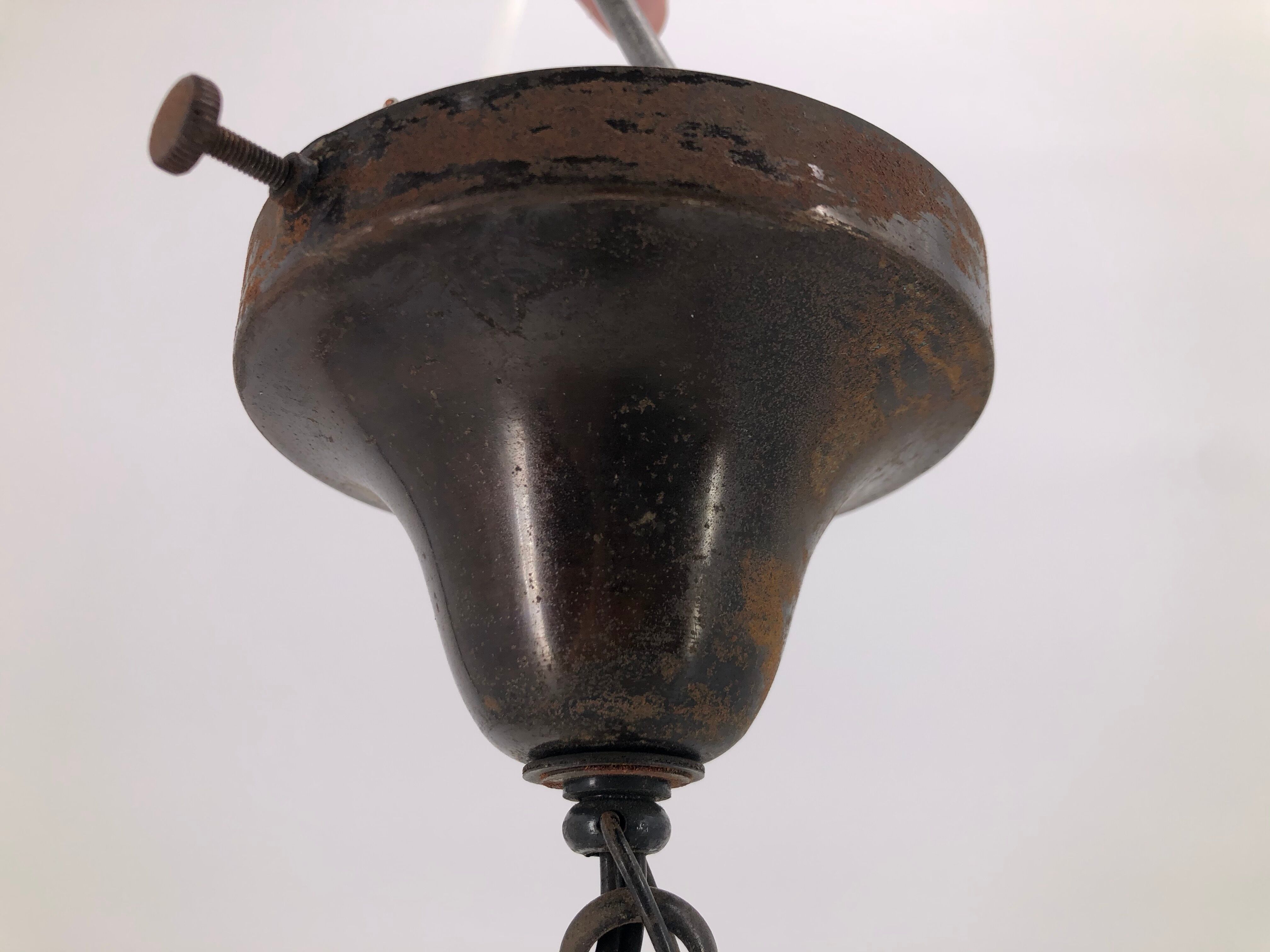 Suspension française avec une opaline et chaîne et galerie d'origine en cuivre patiné