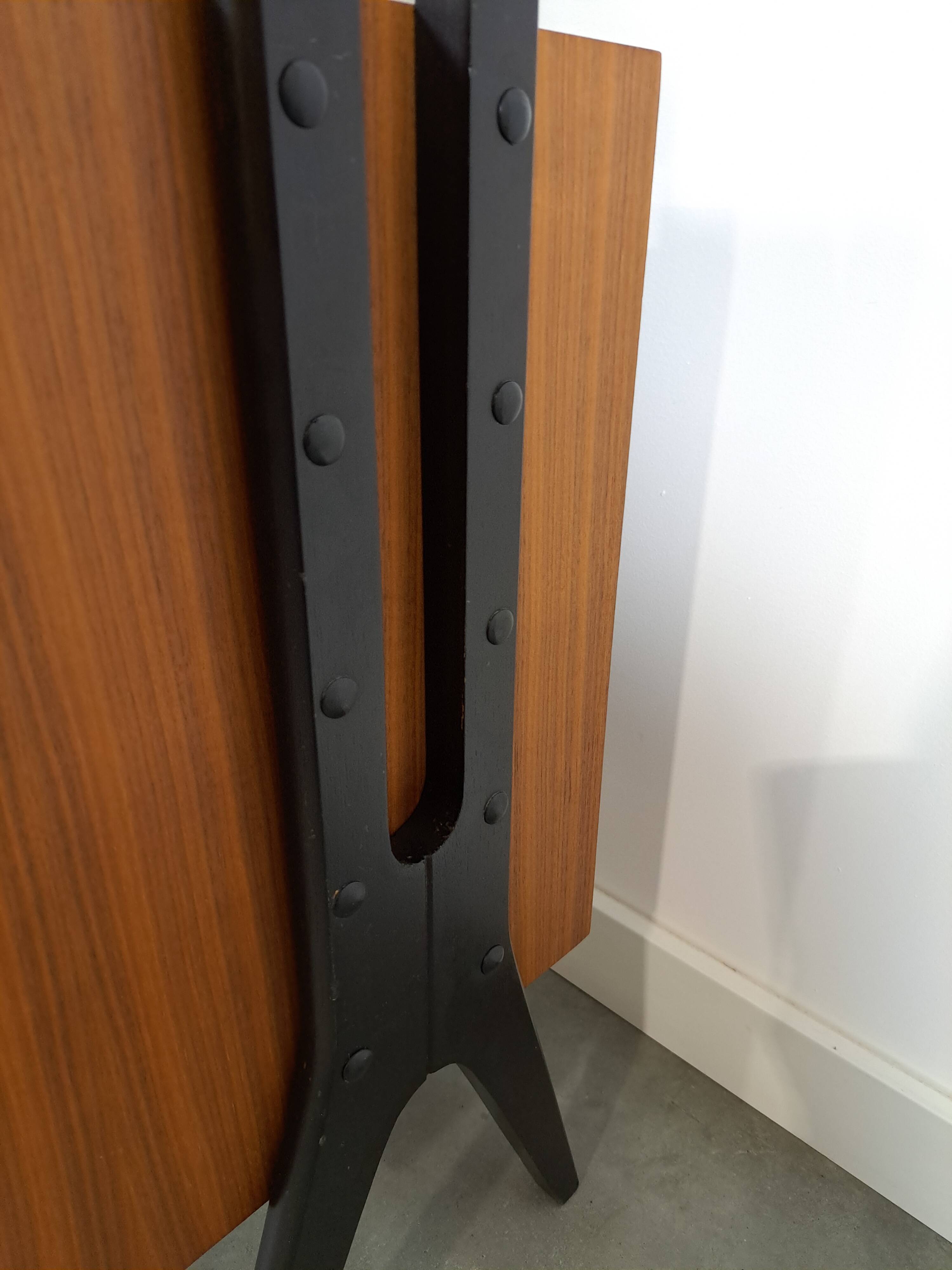 Armoire design en teck Musterring avec pieds noirs