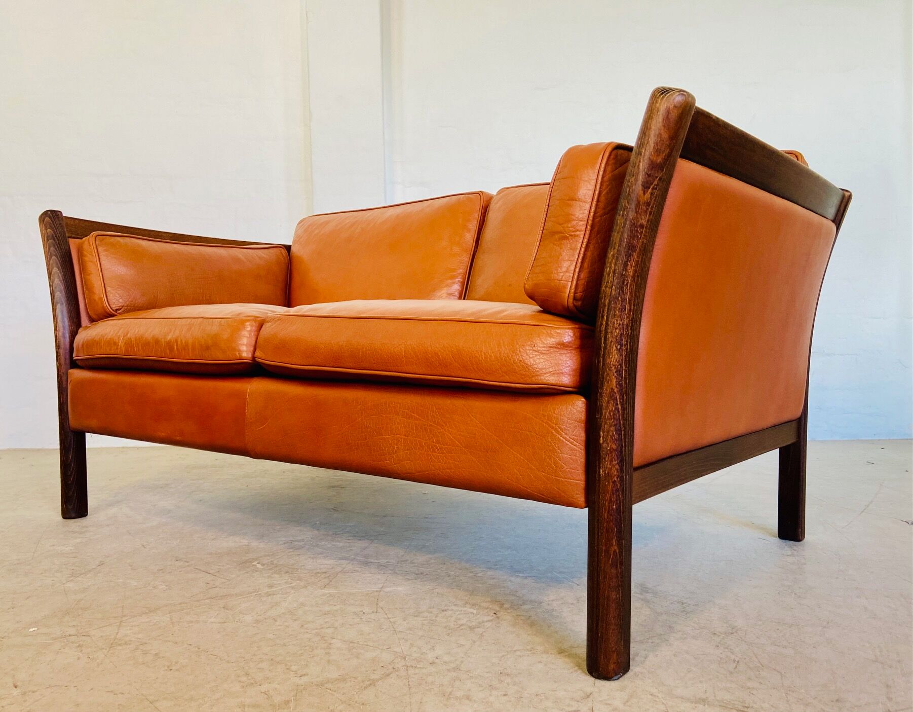 Canapé vintage danois des années 60 en cuir cognac pour 2 personnes.