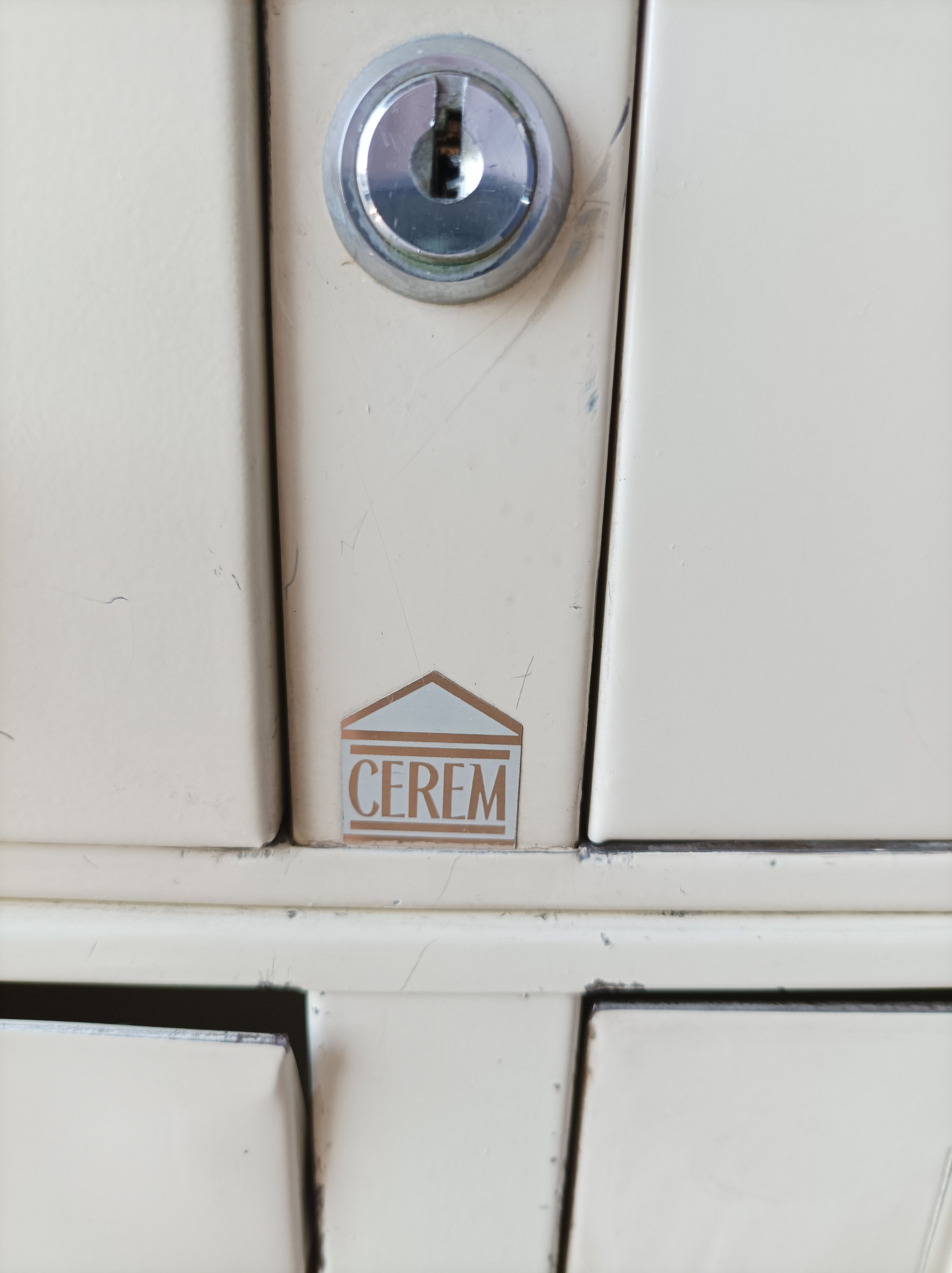 Cerem industrial locker service unit