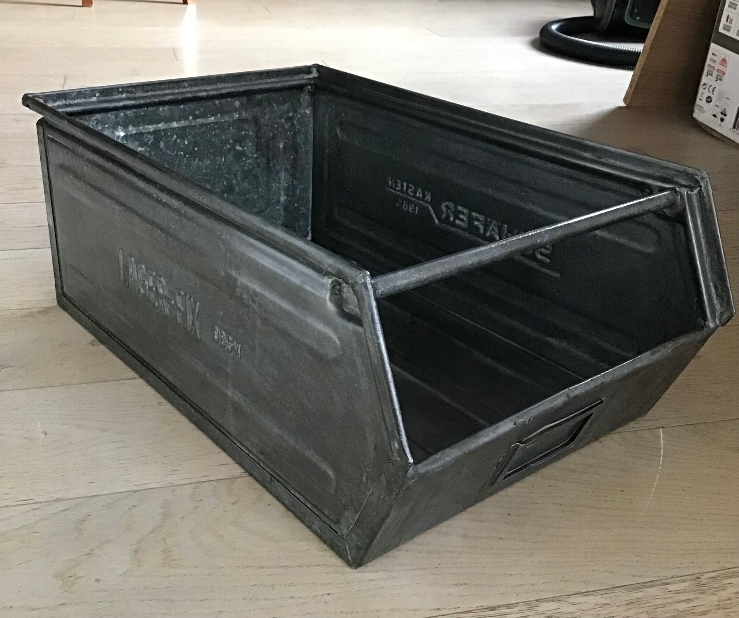 Industrial metal spout tray