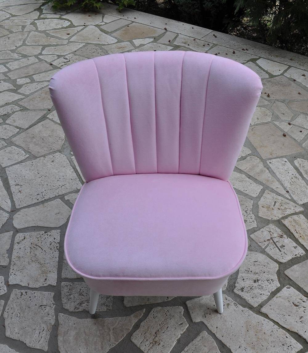 Mid-century cocktail chair in pink solid beech, 1950s compact fluted backrest.